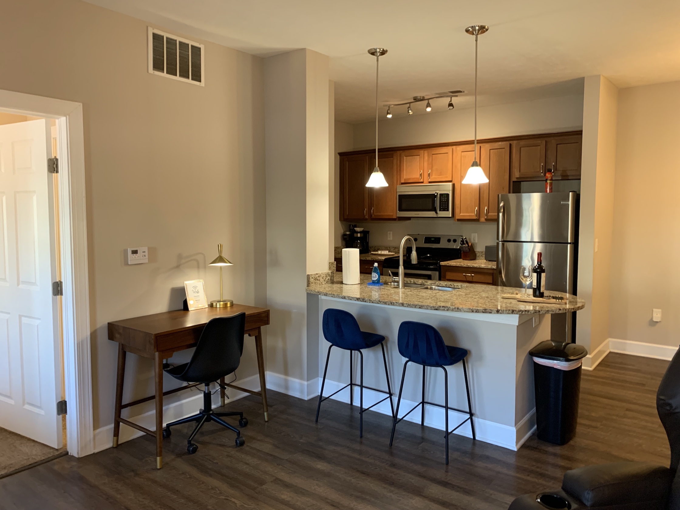 A fully stocked kitchen in a furnished apartment in Westerville Ohio with counter stools and decor