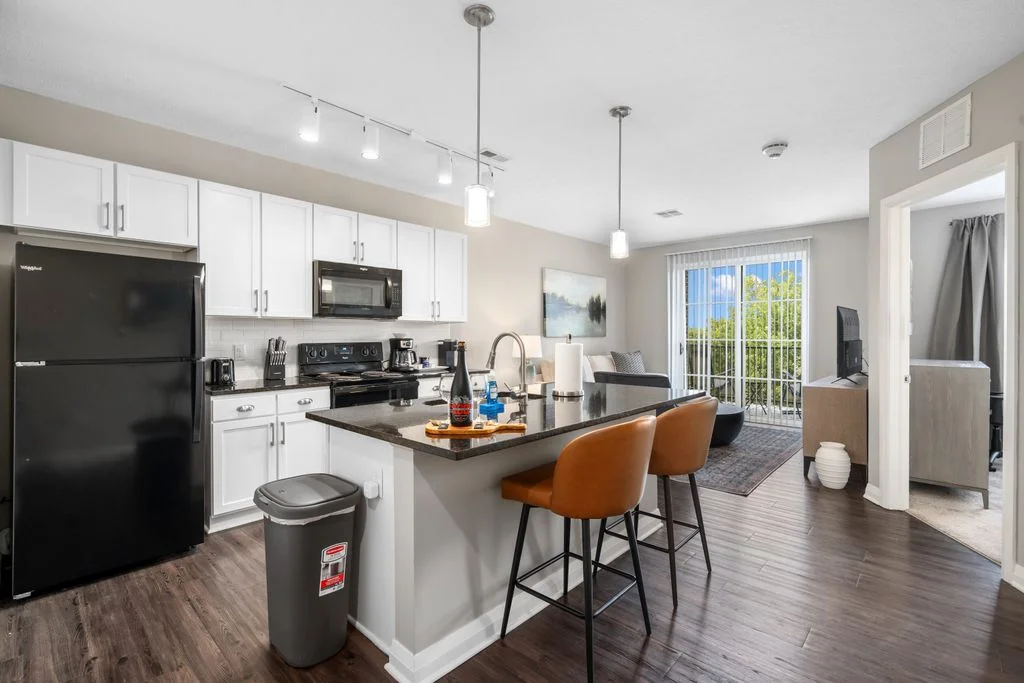 Photo of a modern fully outfitted kitchen in a furnished temporary insurance housing apartment in Columbus OH